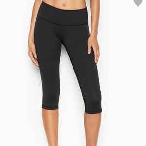 NWT KNOCKOUT BY VICTORIA SPORT Med-Rise Crop Capri